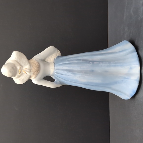 Vintage Lladro Porcelain Lady With Flowers Figurine. - Picture 4 of 10